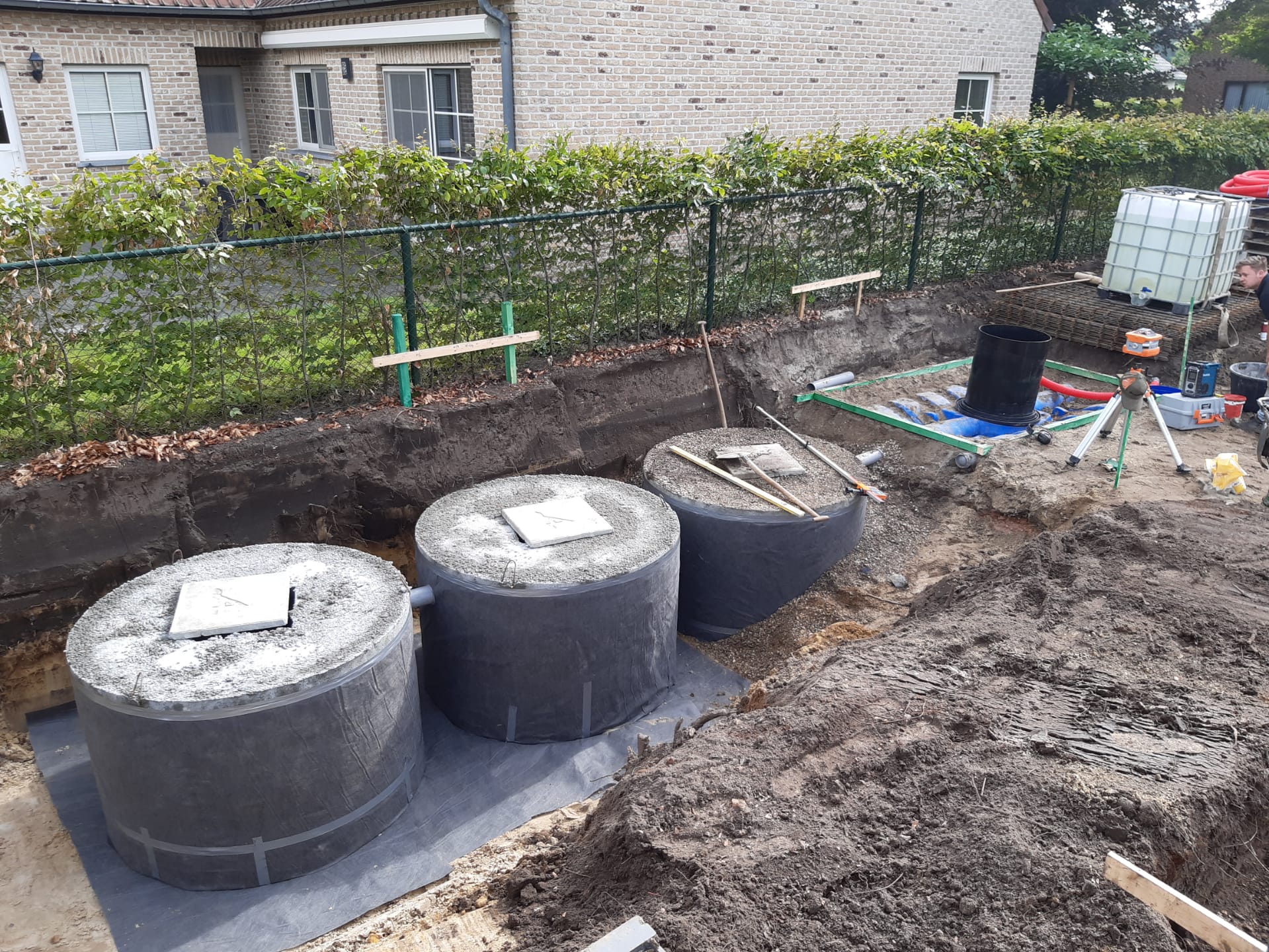 Plaatsen water en sap putten