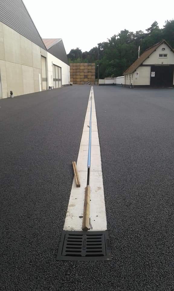 Riolering goot in asfalt